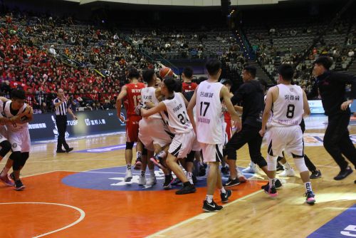 準決勝で勝利し、喜ぶ義守大學の選手たち(白のユニホーム)