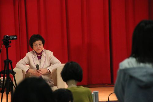 生徒の質問に耳を傾ける呂秀蓮元副総統