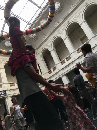踊りに決まりはなく、ただ音楽に合わせて動く自由な空間!