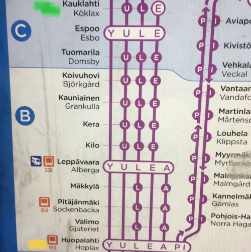 ヘルシンキ、ヴァンター空港から行くには、黄色マークで乗り換え、緑マークで下車。スウェーデン語で併記されているHoplax（跳ねる鮭）köklax（台所の鮭）と覚えやすいです。
