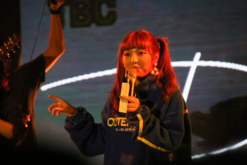 司会の何美(ホーメイ)