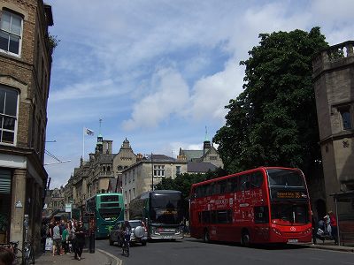 学生の町英国オックスフォードの通り。夏休み中は日本など海外からの学生が英語を学びに来ます