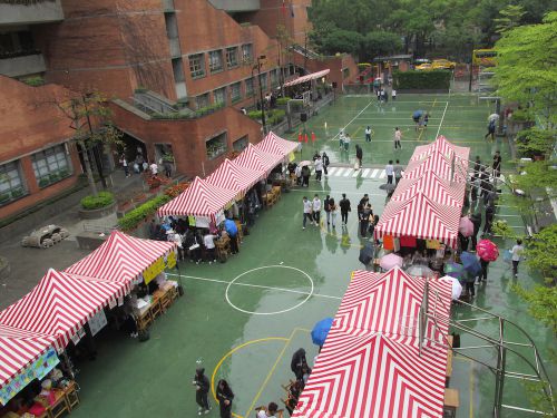 毎年恒例の園遊会の様子