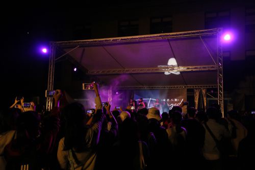 歓声を集めた自校のダンス部の舞台