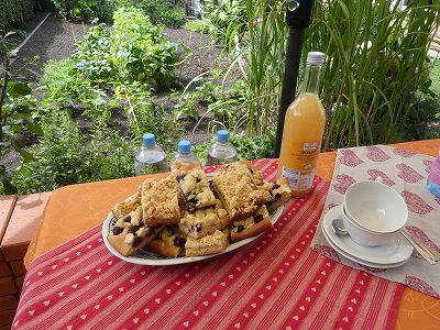 お葬式の後は、親族でコーヒーやケーキ、サンドイッチなどをいただきました。