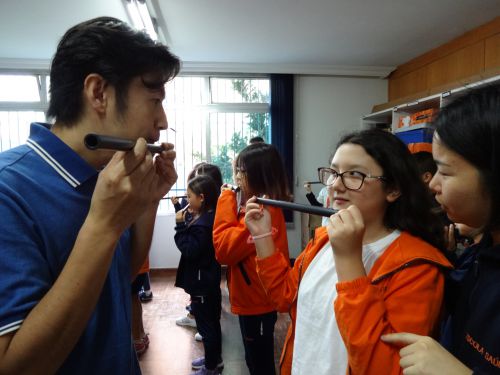 サンパウロ市内の学校でしの笛のワークショップを行う水落さん