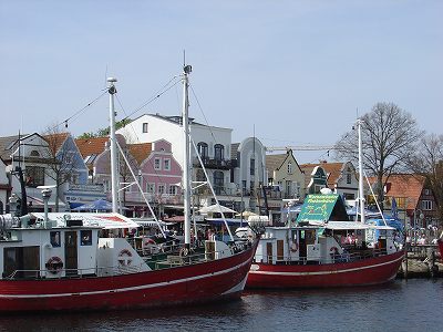 ヴァーネミュンデの町。建物も船もカラフル。シーフードを売る屋台船もくさん。