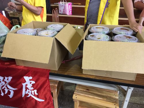 引き換え券を持って、ここで受け取ります