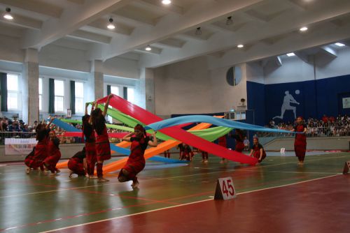 先住民族の衣装で登場