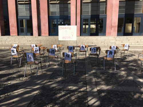チリ大学法学部ではホワイトボードで「彼らはどこへ?」と書かれ、行方不明者の写真が飾られていました。