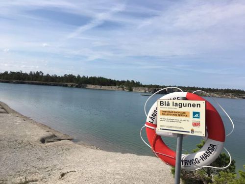 ゴットランド島北部にあるブルーラグーン(ブルーラグーンというと真っ先に、アイスランドの温泉スパを思い浮かべますが、こちらは湖、多くの人が泳ぎに来ます。)