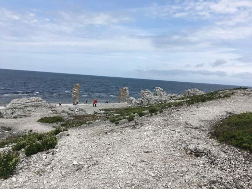 ゴットランド島最北端Fårö（フォロー）にある景勝地、ハンマー型に見える岩が印象的です。