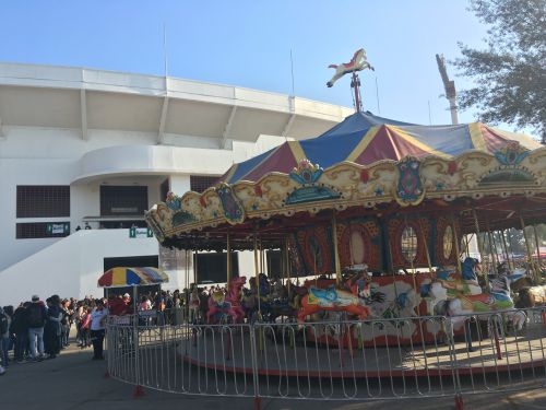 大きなフォンダだと移動式遊園地も設置されていることもある!子供は大喜び!