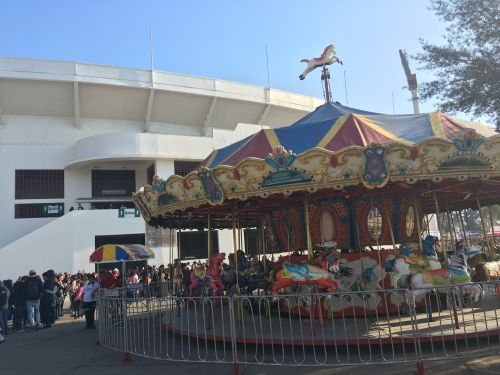 大きなフォンダだと移動式遊園地も設置されていることもある！子供は大喜び！