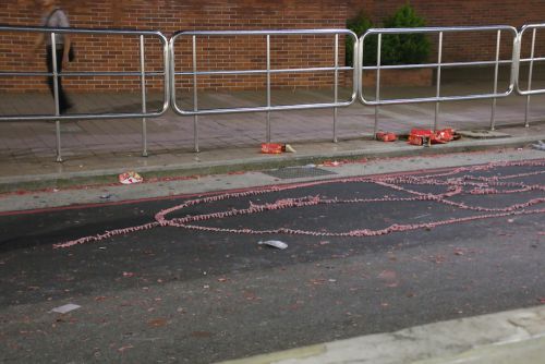 駅前にセットされた爆竹