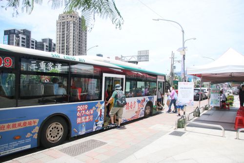 MRT蘆洲駅前にあるシャトルバス乗り場