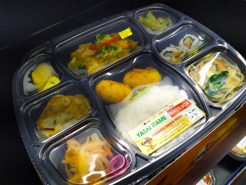 おかずがいっぱい入ってる!製造時間も書かれてます。
