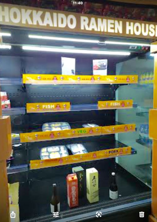 目立つ色彩の新しい冷蔵コーナー。ほぼ売り切ってます!
