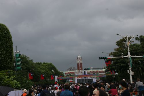 総統府向かいの景福門近くより