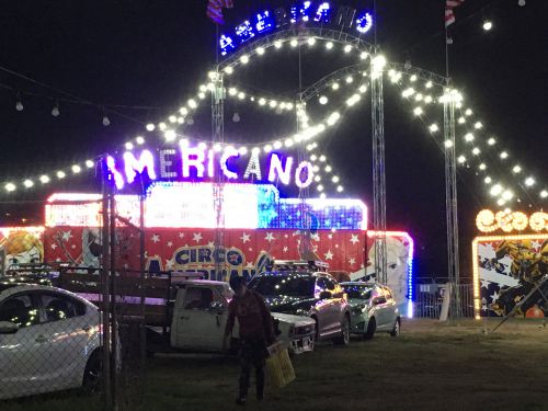 営業再開したサーカスの明かりも賑やか