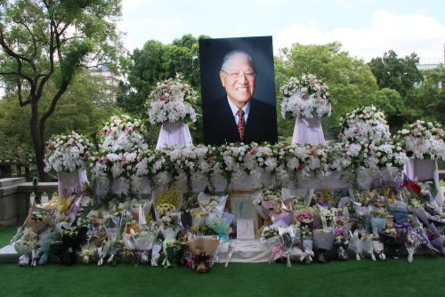 森喜朗元首相が献花した遺影