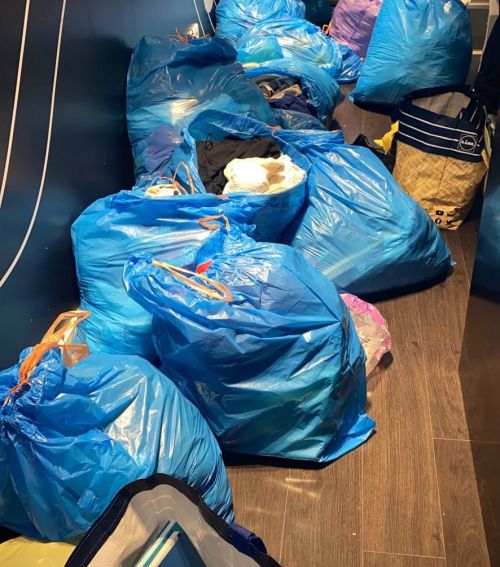 引っ越し用に詰められた荷物の山。沢山の荷物を所持して、路上生活もできません。