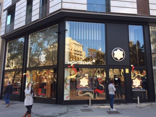 万年筆で有名なモンブランは、ブランド感たっぷりのクリスマス装飾