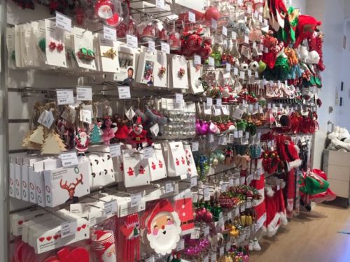 クリスマスの商品が並び始めて　店内は賑やかに!  
