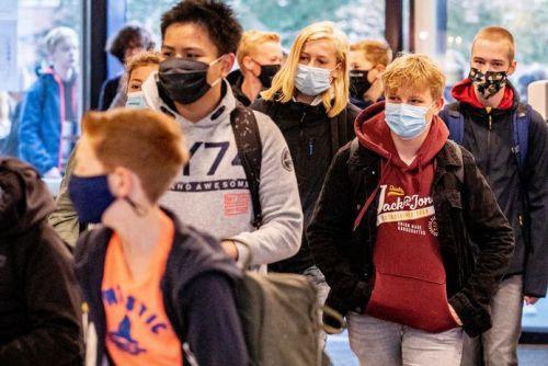 高校でもマスク着用は義務化。