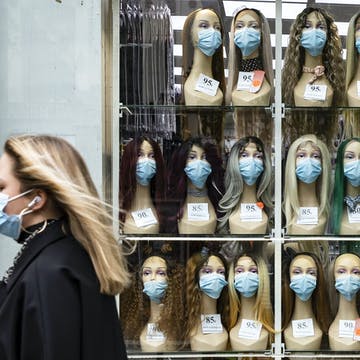 街中のビューティ・ウィグ（かつら）店のマネキンもマスクを着用中。