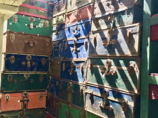 軽く100年は経っていそうなトランク