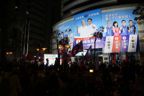 人が少なく、雰囲気も暗い國民党の党本部前(1月11日18:00台) 注;選挙対策本部は高雄市内