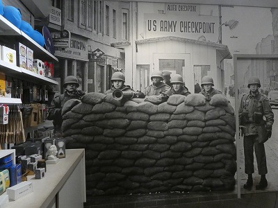 土産屋店内の壁一面に、冷戦時代のチェックポイント・チャーリーの写真が