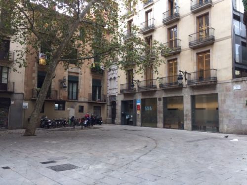  レストランのテラス席が並んでいた広場は、この様に、どこも閑散としています