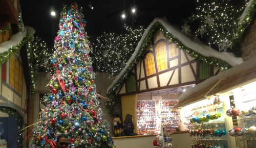 店内がドイツの街並みを演出した豪華なもので、本場X’masマルシェにいる気分！