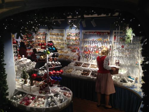 店員さんは、赤と白のドイツ民族衣装を思わせるユニフォーム。