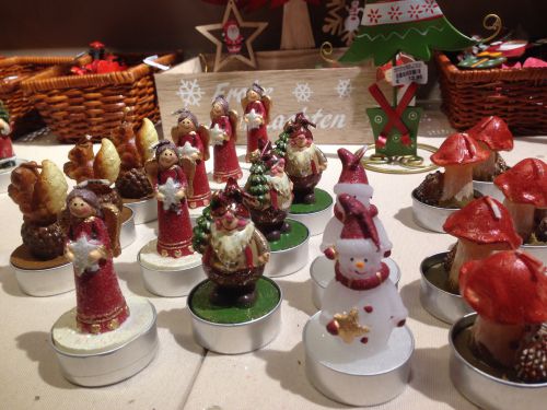 きめ細かく手描きされたキャンドルなのに、どれも2ユーロ/約250円！