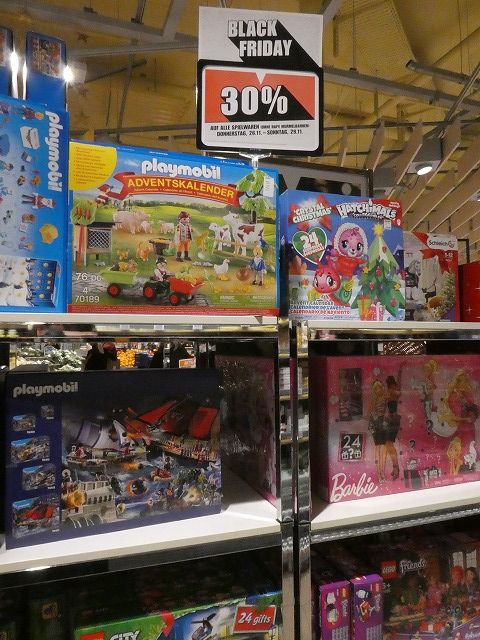 スーパーマーケットへ行けば、クリスマス商戦でにぎやか。