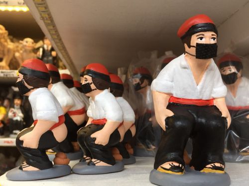 伝統的なベレー帽に黒いズボンに赤帯を身に着けた農民も今年欠かせないマスクを！