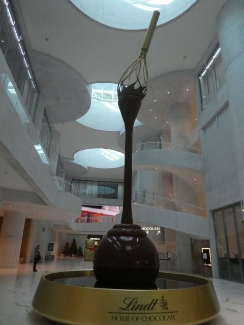 1番に目を引くチョコファウンテンが、お出迎え。