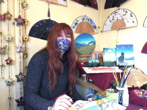 カルロッタさん。バルセロナ市場の露店内で描きながら、店番をしていました。