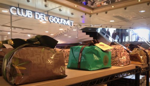 日本ではXmasケーキが並ぶ12月、スペインではパネトーネの丸い袋が並びます！