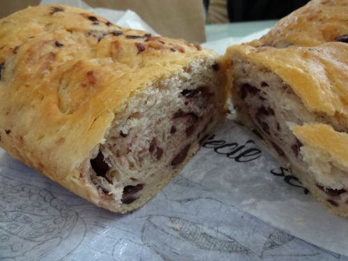 『ノッサ・ジャネーラ』の黒オリーブパン