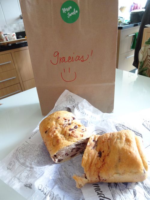 『ノッサ・ジャネーラ』がお届けするパン。袋には手書きで｢グラシアス（ありがとう）｣の文字が書かれている