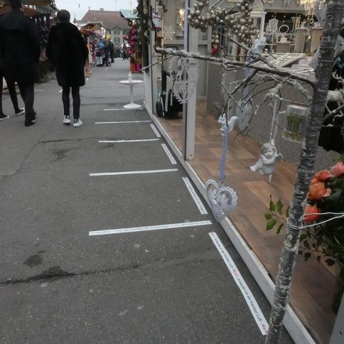 消毒液や、ソーシャルディスタンス用の線が屋台前にあったりしました。