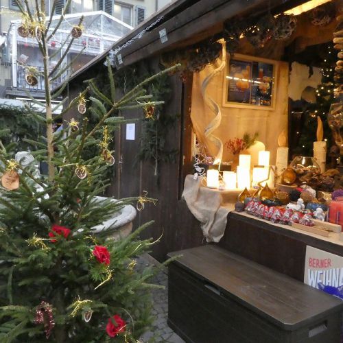 マーケットで食べ歩きができないのは残念ですが、クリスマスデコレーションを見ていると、気分が明るくなりそう。