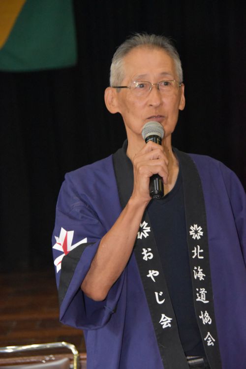 新年会であいさつする大沼会長