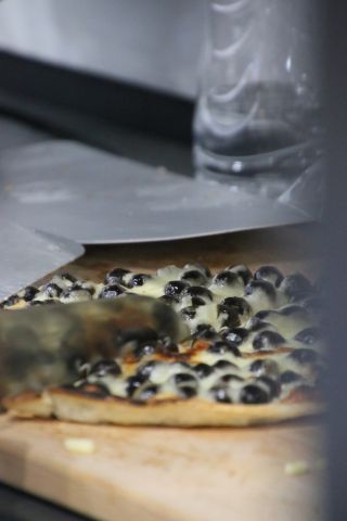試食したタピオカピザ *日本でいうLサイズで150元(約541円)