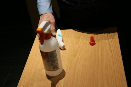 (左側奥から)体温計、消毒用アルコール