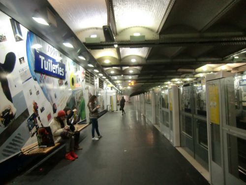 パリ市内の地下鉄駅チュイルリー構内。